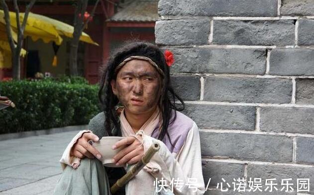 上联@才女出上联:“四口围犬终成器,口多犬少”,乞丐对出经典下联