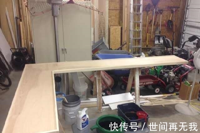 直击男子五年攒下2530个瓶盖,制作了一个别致的吧台