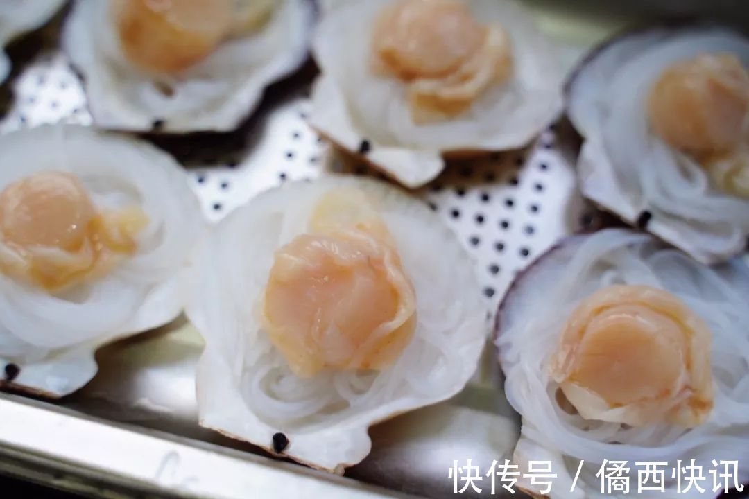 吃8个扇贝要配2头蒜，这样的蒜蓉粉丝蒸扇贝味最正！蒜香超浓郁！