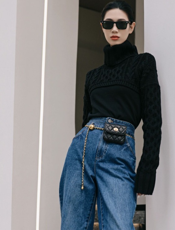 搭配|入冬之后可以穿,黑色高领毛衣搭配牛仔裤,穿出大长腿和小蛮好