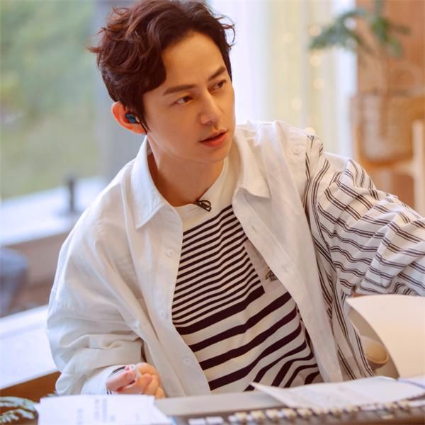 撒贝宁说何炅是他唯一的假想敌，“彩虹屁”？佩服