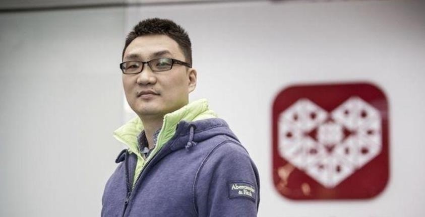 幕后老板|拼多多黄峥，终于也要活成他“师傅”的样子了？