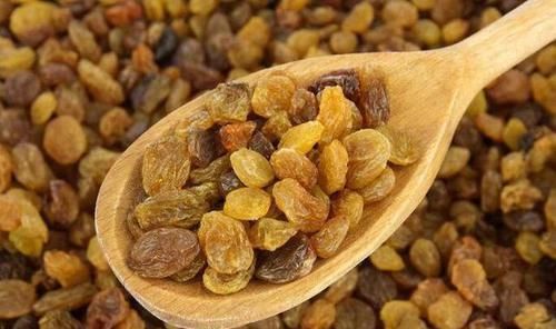 吃葡萄干|吃葡萄干时要不要用水洗?现在才知道,以前都白吃了