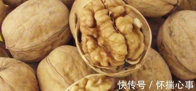 原来核桃上有个“小机关”，找到之后，轻轻一拧就剥开，太厉害了！