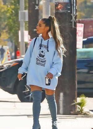 女人不管奔几，卫衣多穿4个“显白色”上身减龄显气色