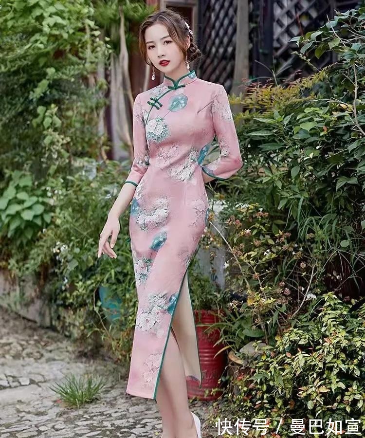 风情 一片落叶知一秋,时尚走优雅秋日路线,长款旗袍勾勒出万种风情