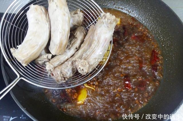 想吃麻辣鸭脖别再出去买,自己在家做,味道不输久久鸭,超简单