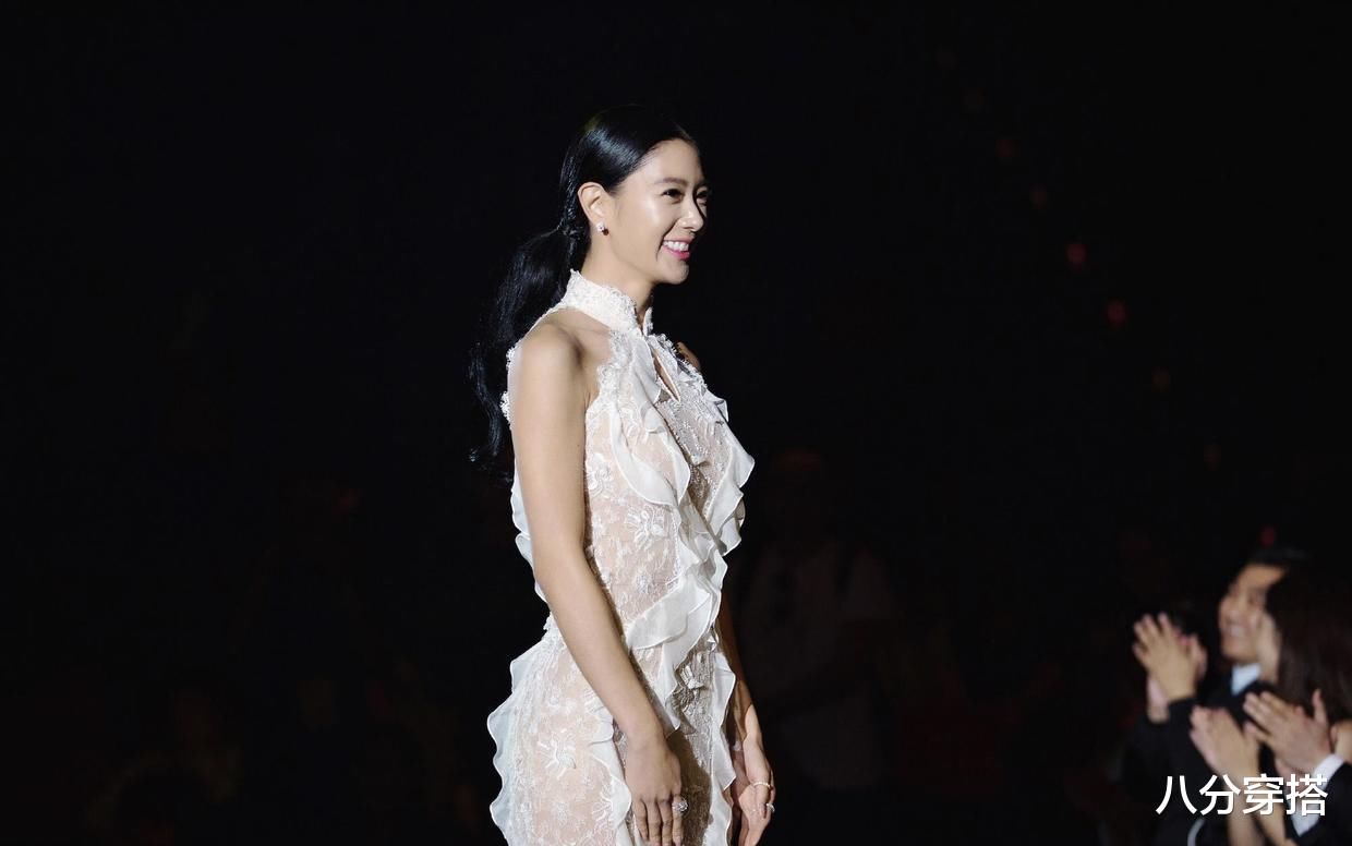 背心|克拉拉比美就没输过,荧光黄背心配牛仔裤时髦个性,腰臀比惊艳