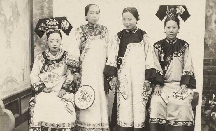 服饰|清朝妃子在衣服外搭上此物,为的是方便皇帝,一般人还真想不到