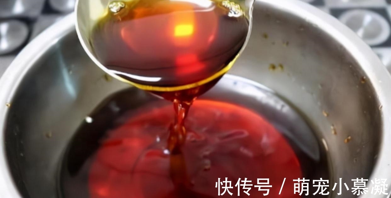 炒糖色，先放冰糖就错了，多做1步，糖色红亮诱人，不发黑不发苦