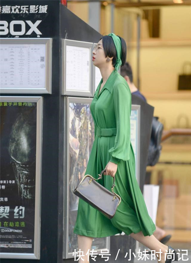 搭配|街拍:穿着长裙的姑娘, 要搭配高跟鞋, 才会看着不挑身材