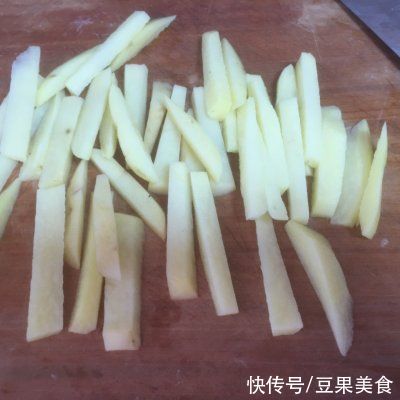 这道烤箱版薯条（一人份），超级简单，绝对下饭