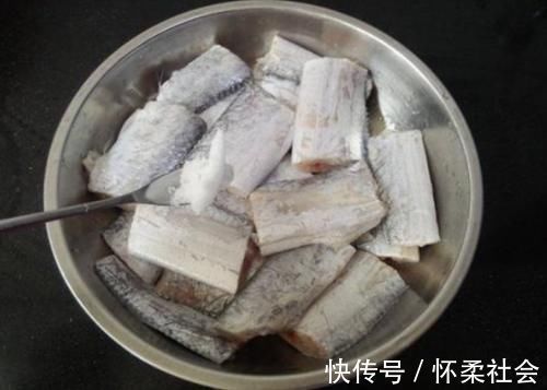 炸带鱼时，不要直接下锅炸，炸前多做两步，带鱼香酥可口，没腥味