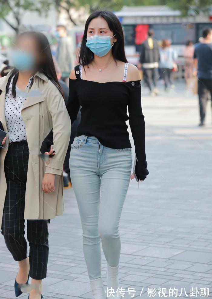 仙气十足|魅力十足的一字肩，搭配浅色修身牛仔裤，秀出好身材
