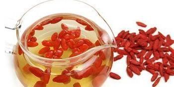 一个月|枸杞泡水清肝明目,好处多多,喝了一个月没效果,原来加错了水