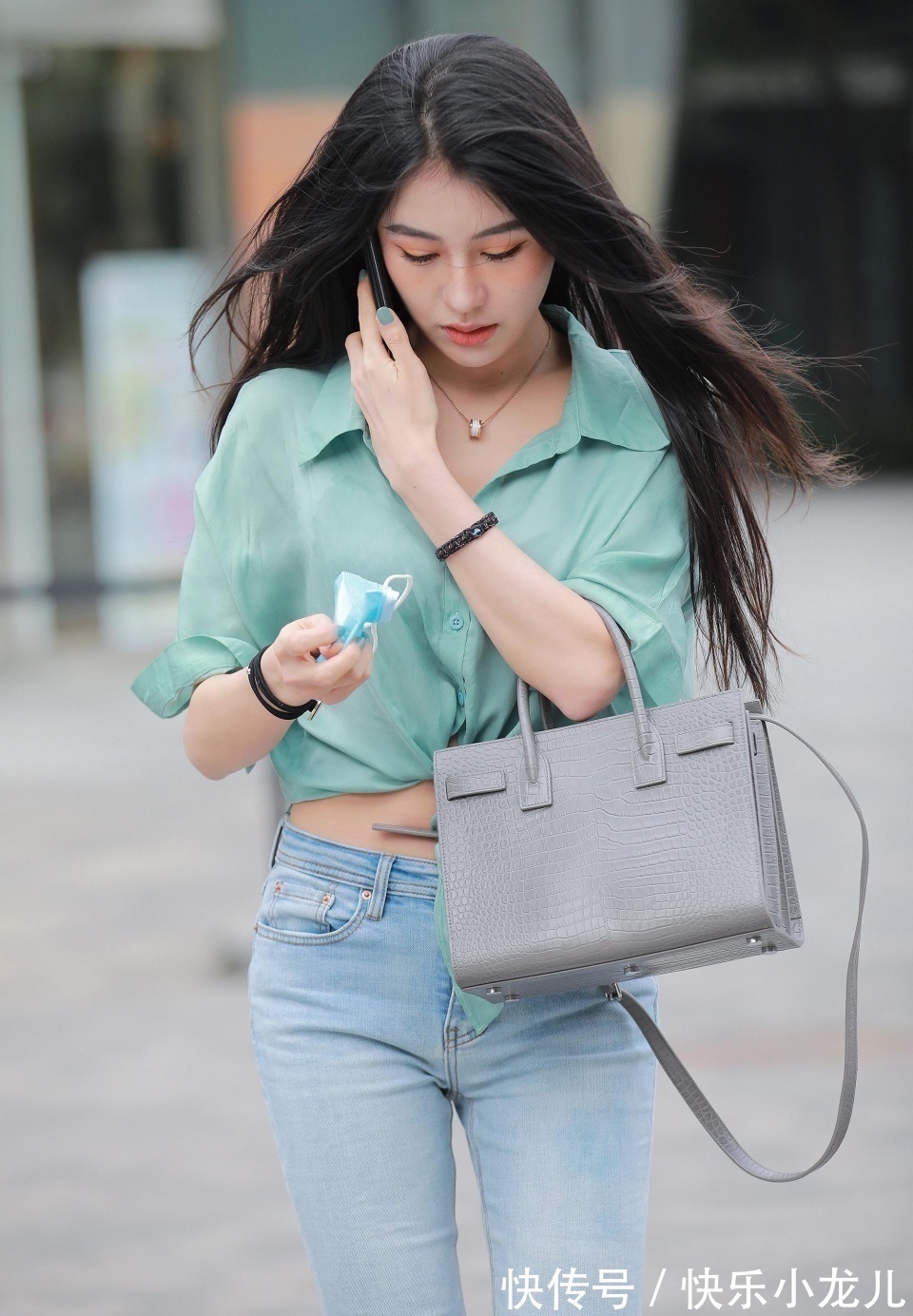小姐姐 小姐姐身穿淡绿色的雪纺衫,搭配紧身牛仔裤,一个人逛街很自信