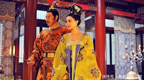 金属|老农上山采药,意外挖出一金片,擦干一看立马上交