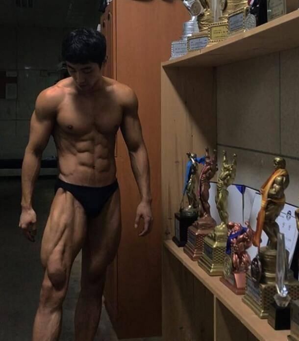 肌肉块|小伙练出一身肌肉，拿奖拿的手软，一身健美肌肉获得漂亮女友