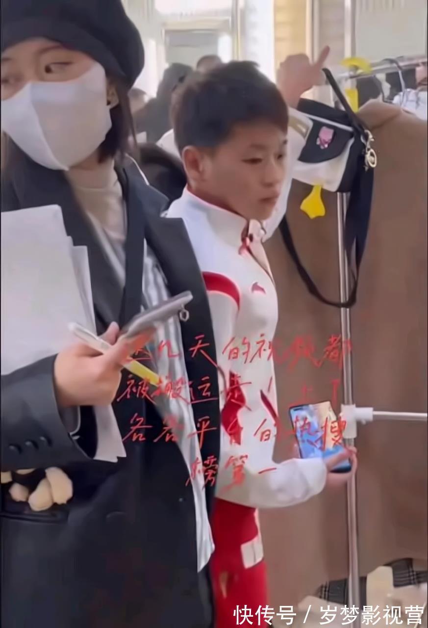 工作人员|全红婵玩游戏忘乎所以被工作人员催促,红姐低头玩根本不搭理-
