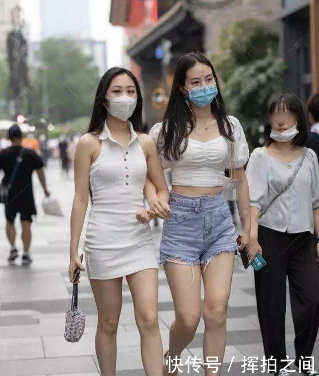 穿搭|忙里偷闲,伴着美丽,白色挂脖清凉穿搭营造一种如莲花般温柔悠远