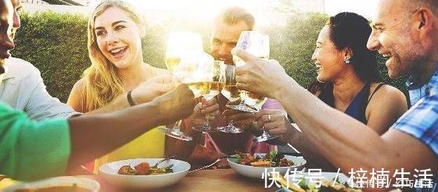 心脑血管|每天喝三两白酒的人,和滴酒不沾的人,哪一个人身体更健康?