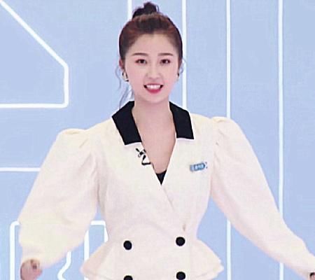 有种“与众不同”叫虞书欣,别人出场都三五成群,她却独自一人