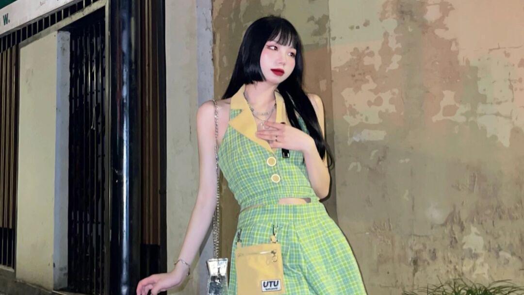 修身|面容清纯的小姐姐, 一件鲜绿色修身连衣裙, 青春气息扑鼻而来