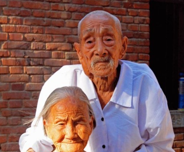 夫妻两人|我国最长寿夫妻！两人年龄和超220岁，对外揭开自己的长寿秘诀
