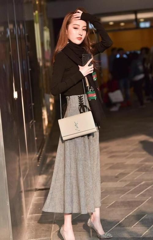 半裙配针织上衣，暖和又精致，是很好的选择