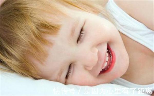 羡慕|两岁宝宝成“万人迷”,路人纷纷拿手机拍照,这发量太让人羡慕