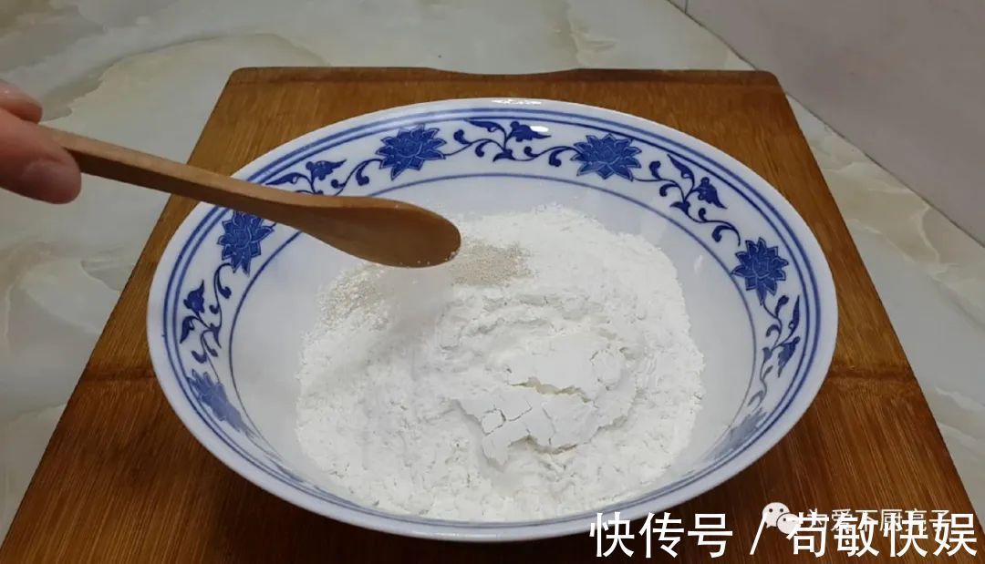 玉米油|以后麻花就这么做，撒1把小茴香，香酥又多层，出锅孩子念念不忘