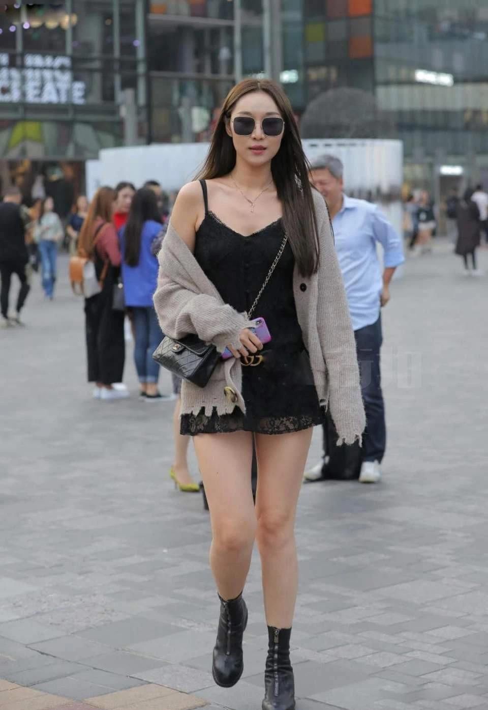 天气|街拍天气不是改变小姐姐穿衣搭配的主要因素,美女要的是回头率