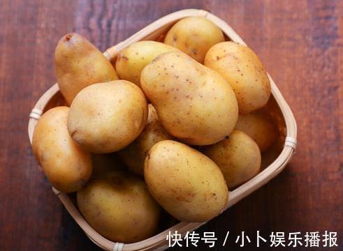 才知道，保存土豆这么简单，学会3个土方法，久放不变绿不发芽