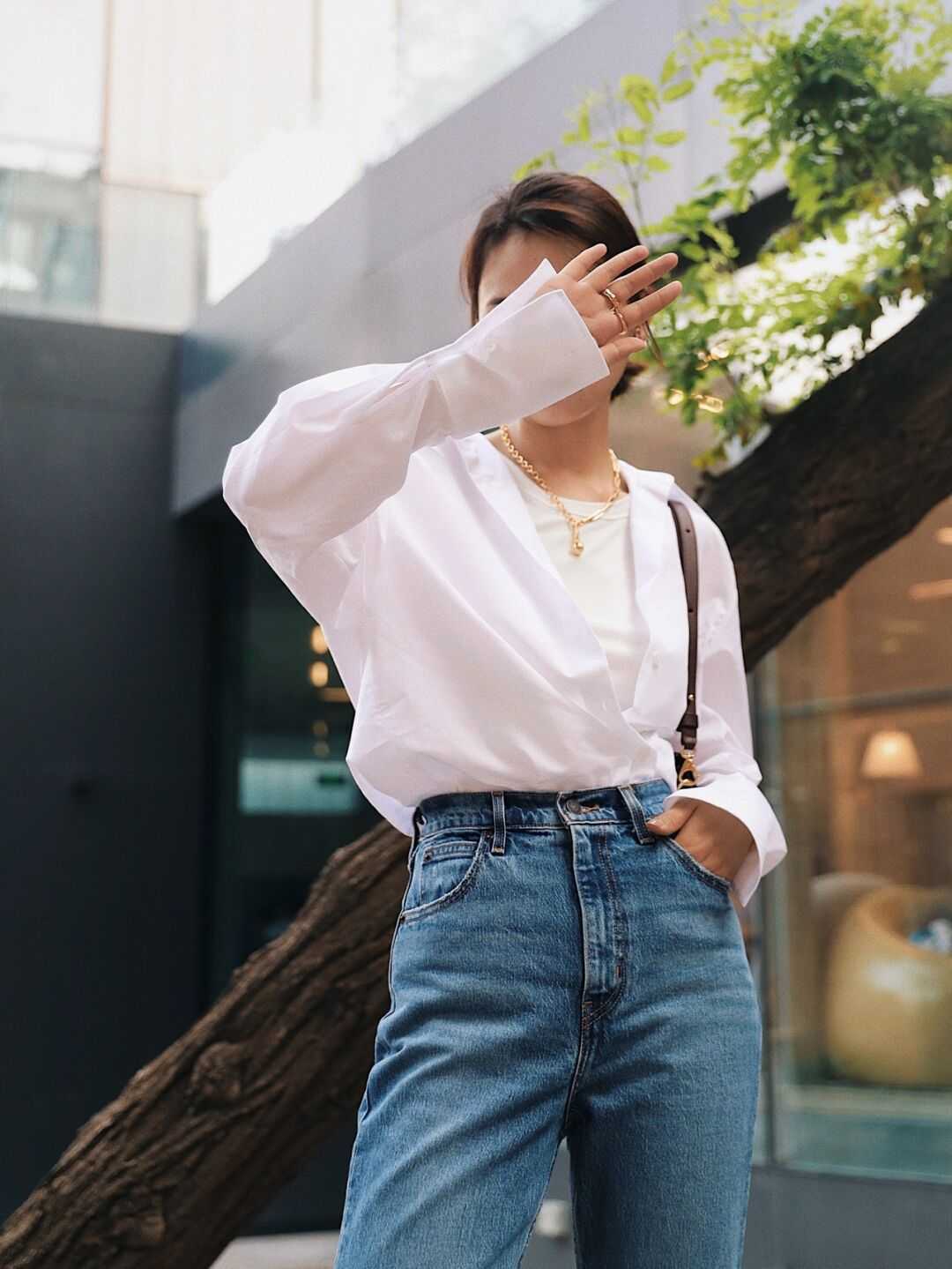 衬衫搭配|春天穿衣别再盲目跟风了!白衬衫+牛仔裤是今年顶流,简单大气