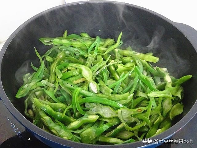 豆角丝|8月，这菜要常吃，营养价值很特别，适合秋补，这么做美味又低卡