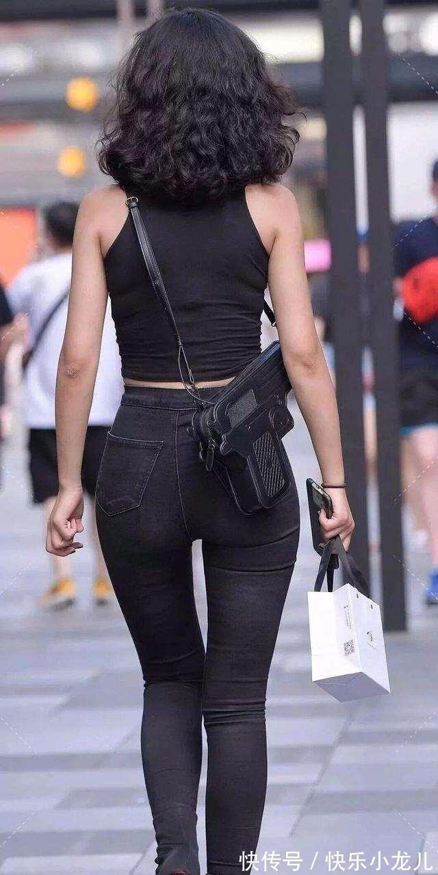 上半身 黑色吊带搭配黑色牛仔裤,穿出个性,穿出风格