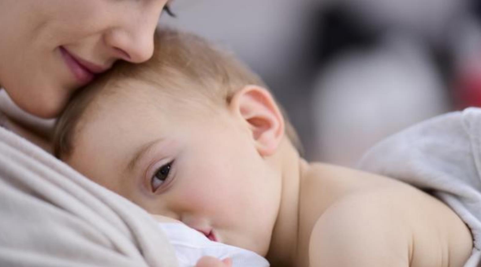 母婴|宝妈公交车上掀衣服哺乳,被大爷指责没素质,宝妈回怼令路人称赞