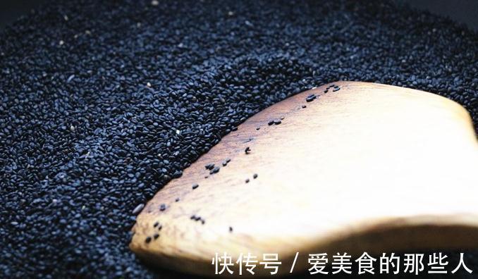 核桃和黑芝麻是绝配，教你简单做法，做一次吃一冬天，随吃随取