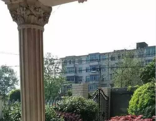 罗马柱|去男友乡下老家,他说的茅草房原来是别墅,感觉自己赚翻了