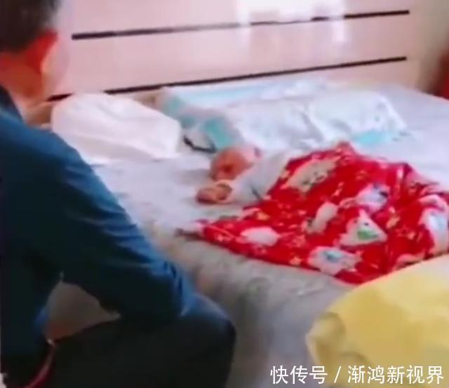 妈妈|宝宝出生后回家，爷爷盯着孙女看了1小时，画面太美妈妈不忍破坏