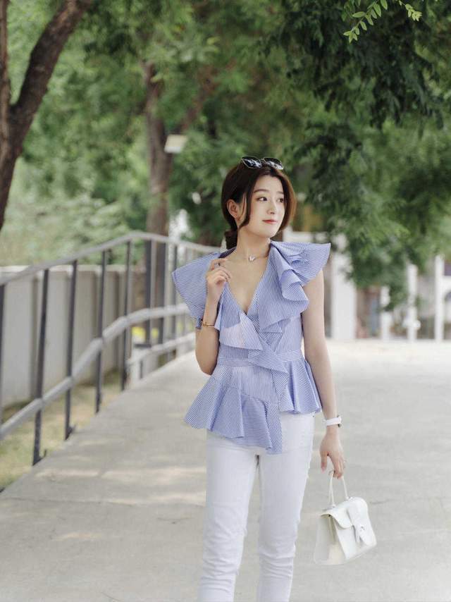 秋天|秋天怎么能少了白裤子呢!和衬衫以及T恤搭配,简约又有气质感