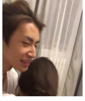 翻车|小鬼综艺中立人设翻车，称不怎么和女生吃饭，被扒出与女生接吻照