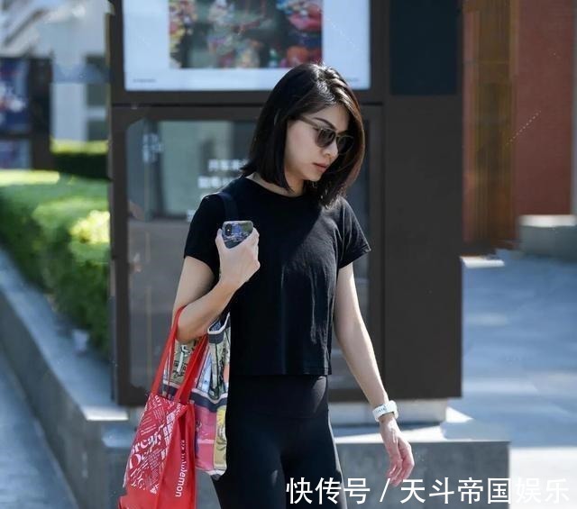 打底裤 “小短裙”该收一收了,如今流行“打底裤+运动鞋”,显瘦还洋气!