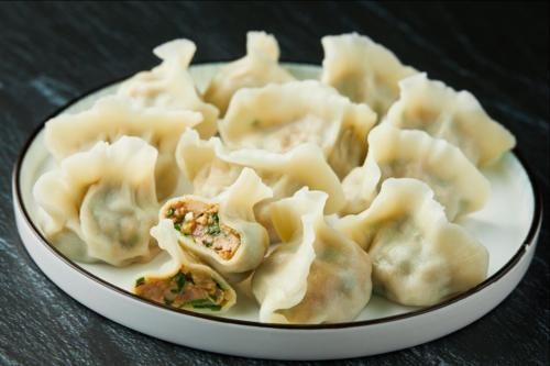 白菜做馅，切忌用盐杀水，给您支一招，白菜不出水，饺子鲜美多汁