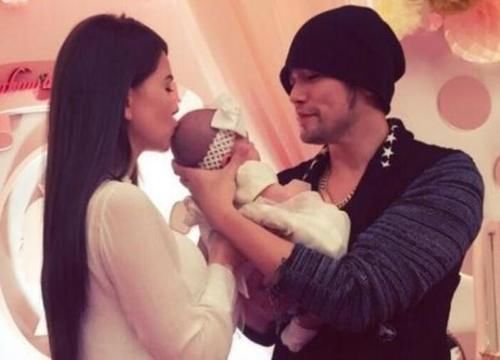 亲妈|产后出院时,你家孩子是谁抱回家的?这个人是谁很关键