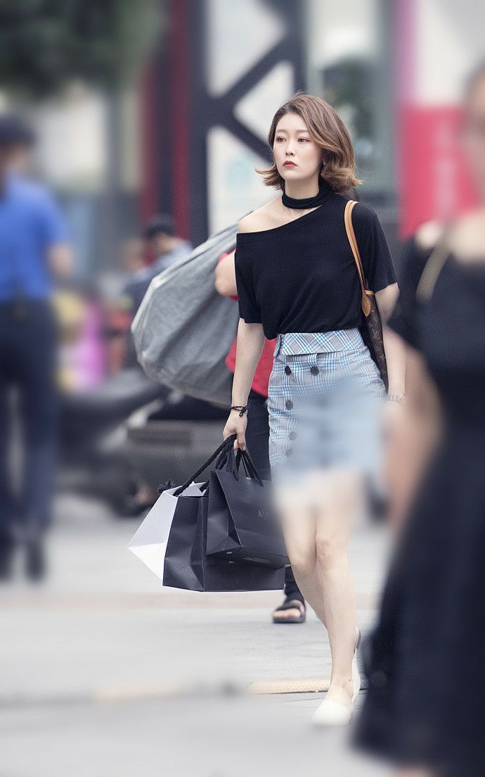 新潮|街拍:打扮时尚新潮的美女,婀娜多姿,图7的美女特别养眼