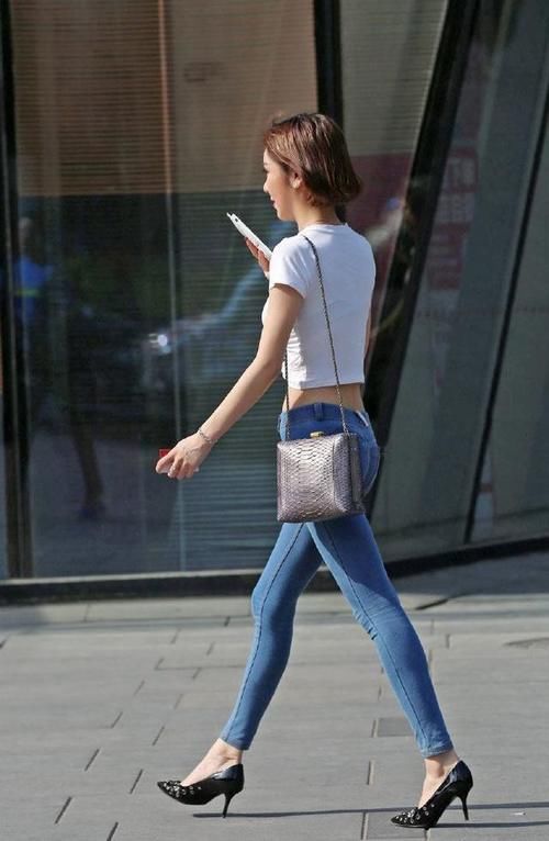 低腰|小姐姐穿紧身牛仔裤,搭配白色T恤秀出翘臀,简约的穿搭穿出性感