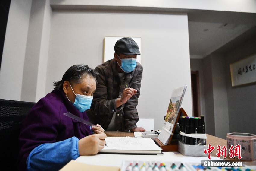 作画！长春：特殊的“画师”为残缺的人生增色