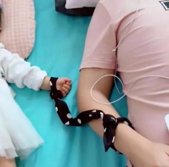 父亲|“发明家奶爸”带娃睡觉走红,看到眼前的一幕,网友:肯定亲生的