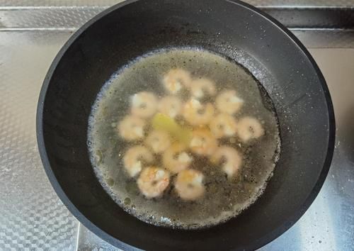  清甜虾仁豆腐汤，简单调味也是美味，虾仁鲜，豆腐嫩！